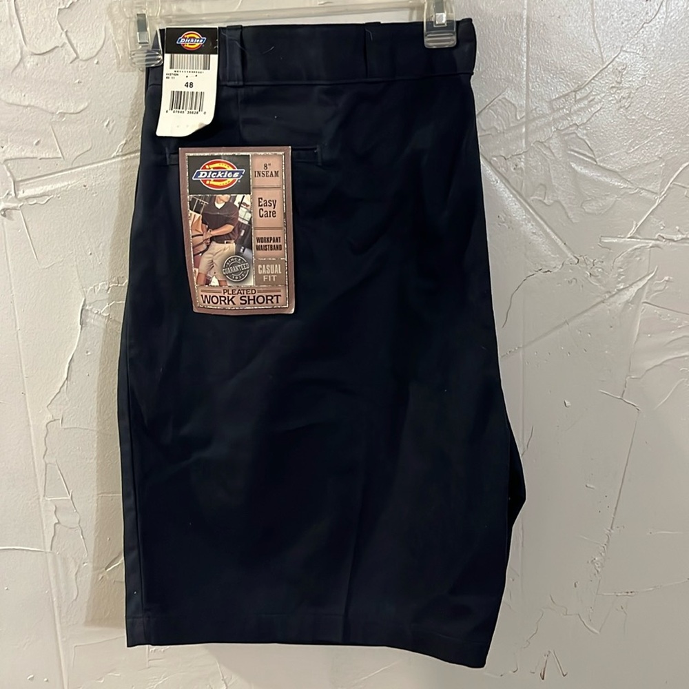 Men’s dickies shorts, size 48 color black brand new tags never worn.